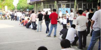 南寧車管所迎來今年首個考試高峰