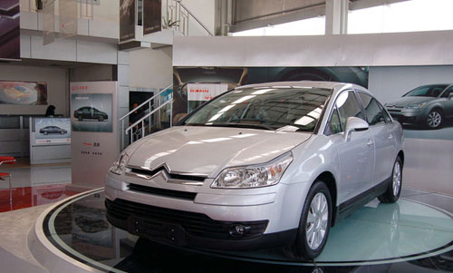 東風雪鐵龍凱旋