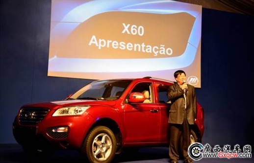 力帆集團常務(wù)副總裁關(guān)峰金先生在發(fā)布會上對X60進行介紹.jpg