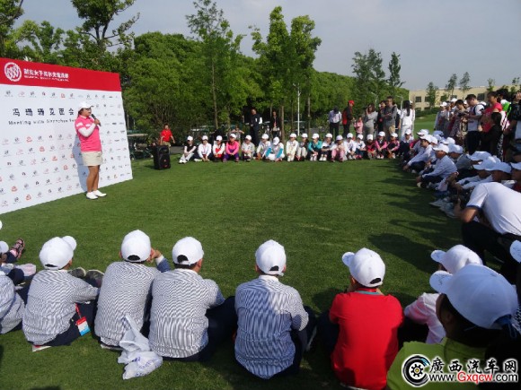 馮珊珊在“青少年見面會(huì)”上與高爾夫小球手分享自己的成長(zhǎng)經(jīng)歷.JPG