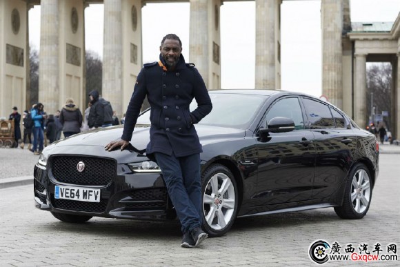 從倫敦駛向柏林Idris Elba駕駛捷豹XE**人1.jpg