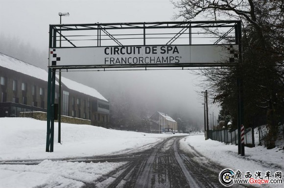 從倫敦駛向柏林Idris Elba駕駛捷豹XE**人3.jpg