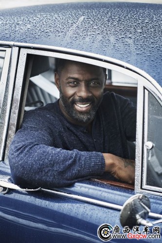 從倫敦駛向柏林Idris Elba駕駛捷豹XE**人4.jpg