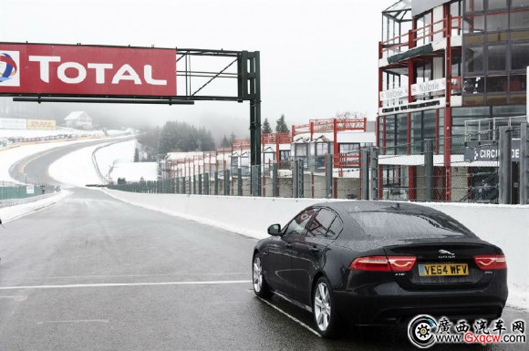 從倫敦駛向柏林Idris Elba駕駛捷豹XE**人5.jpg