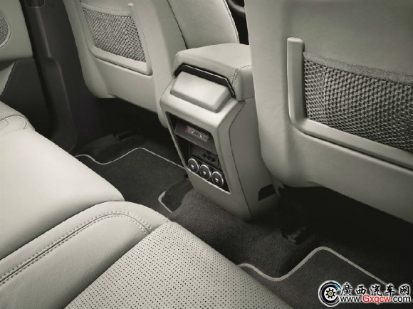 全新路虎Discovery Sport內(nèi)飾-2.jpg