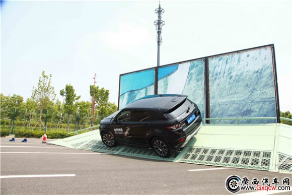 獨(dú)到傾城 路虎·攬勝極光體驗(yàn)會(huì)首站走進(jìn)南京_5.jpg