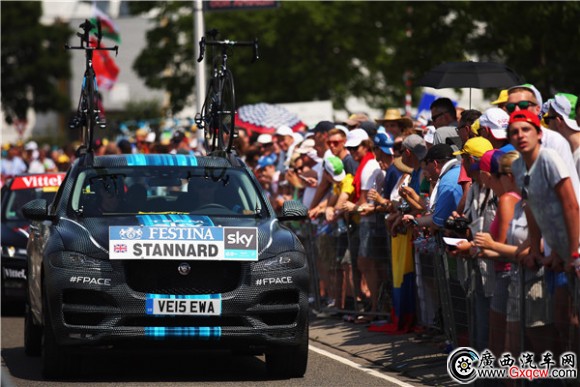 捷豹F-PACE偽裝車助力2015環(huán)法自行車賽首戰(zhàn)比賽03.jpg