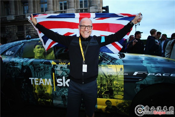 捷豹與天空車隊共慶第三次贏得環(huán)法自行車賽總冠軍獎杯-02.jpg