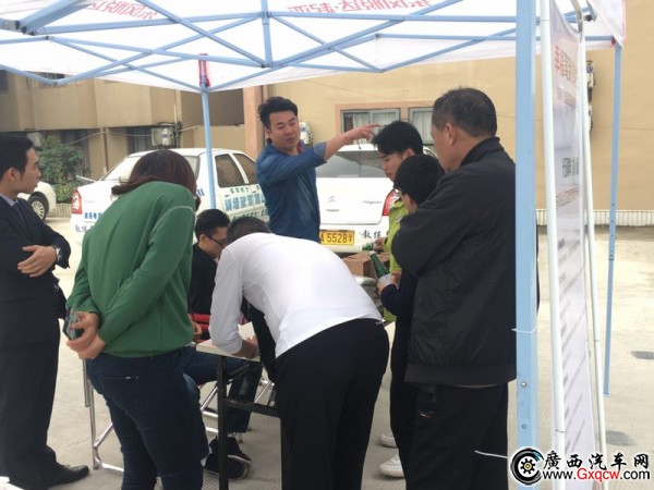 學員們正在參與“最美駕考教練”評選