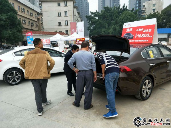 學員們在挑選車子