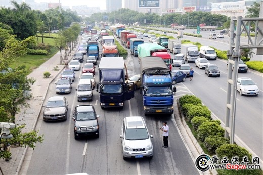 前方的小車和貨車刮擦導致交通受堵嚴重
