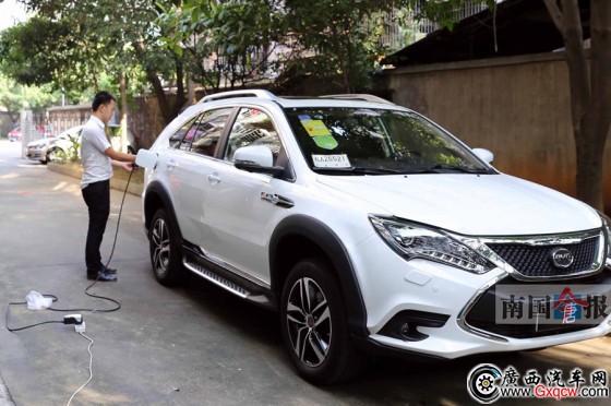 柳州第一輛電動汽車正式上牌 車主卻難找充電樁