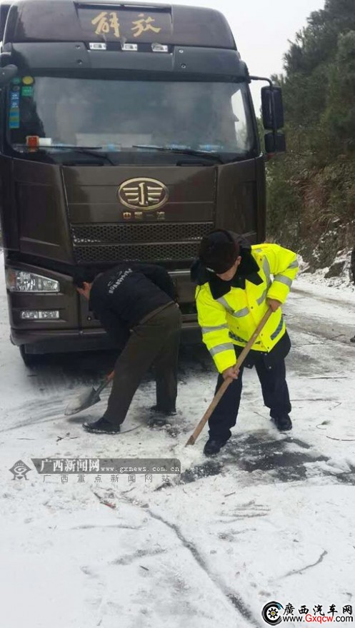 資源縣部分公路結(jié)冰中斷 交警聯(lián)合多部門鏟雪除冰