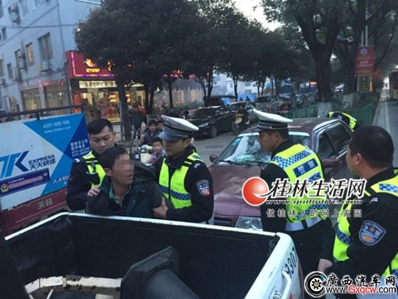 該男子被交警控制