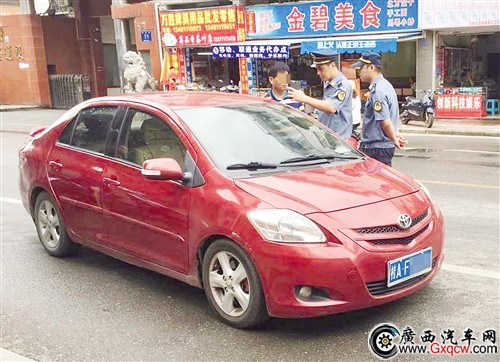 南寧嚴(yán)查不合規(guī)網(wǎng)約車 兩輛車未獲經(jīng)營許可被查扣