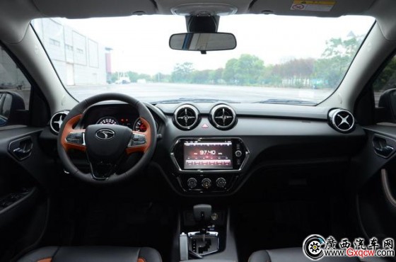 2018款東南DX3正式上市 售價(jià)6.79-10.59萬(wàn)