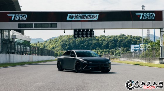 1ǼL7 Snake Performance_.jpg