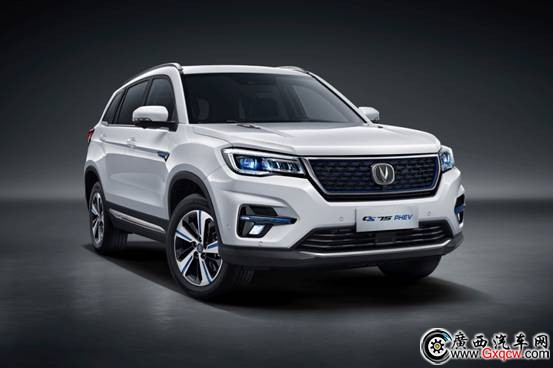 1533868759370960.jpg Macintosh HD:Users:shiyongzhe:Downloads:CS75PHEV整車原大JPG-RGB:右前側(cè)30度 帶轉(zhuǎn)向.jpg