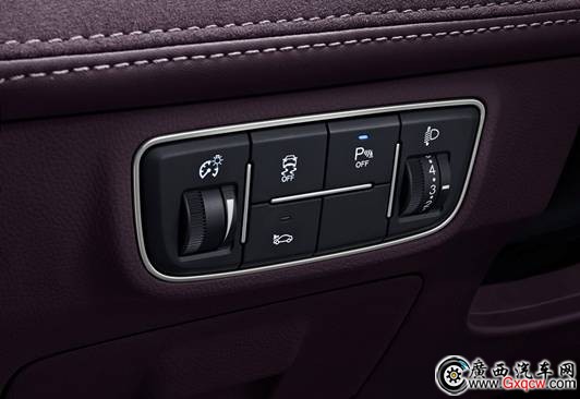 1537846290275328.jpg 駕駛按鍵區(qū)域